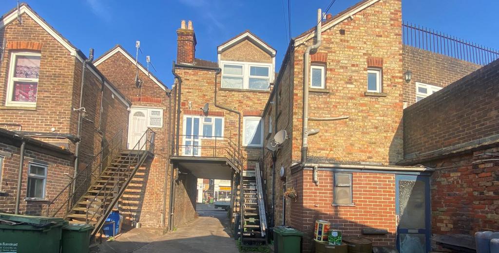 67A Nutfield Road, Merstham, Redhill... 2 bed flat £80,000