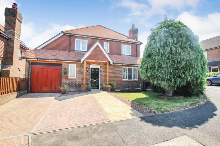 Halls Drive, Faygate, RH12 5 bed detached house for sale £700,000