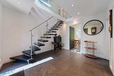 4 Red Post Hill, London, SE21 7BX