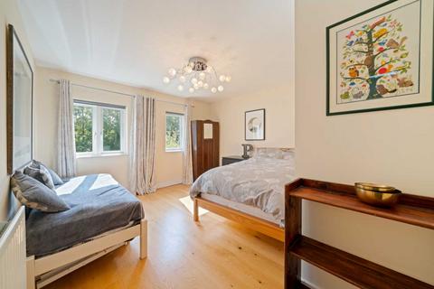 4 Red Post Hill, London, SE21 7BX