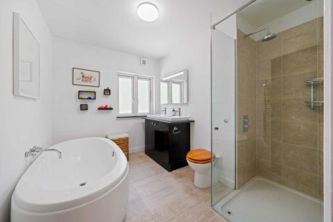 4 Red Post Hill, London, SE21 7BX