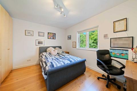 4 Red Post Hill, London, SE21 7BX