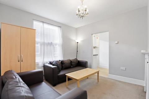 4 bedroom flat to rent, Chapter Road, Dollis Hill