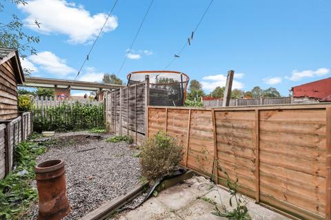 4 bedroom flat to rent, Chapter Road, Dollis Hill