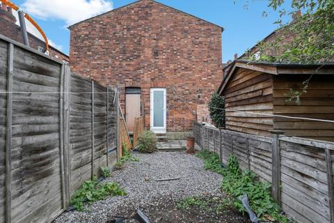 4 bedroom flat to rent, Chapter Road, Dollis Hill