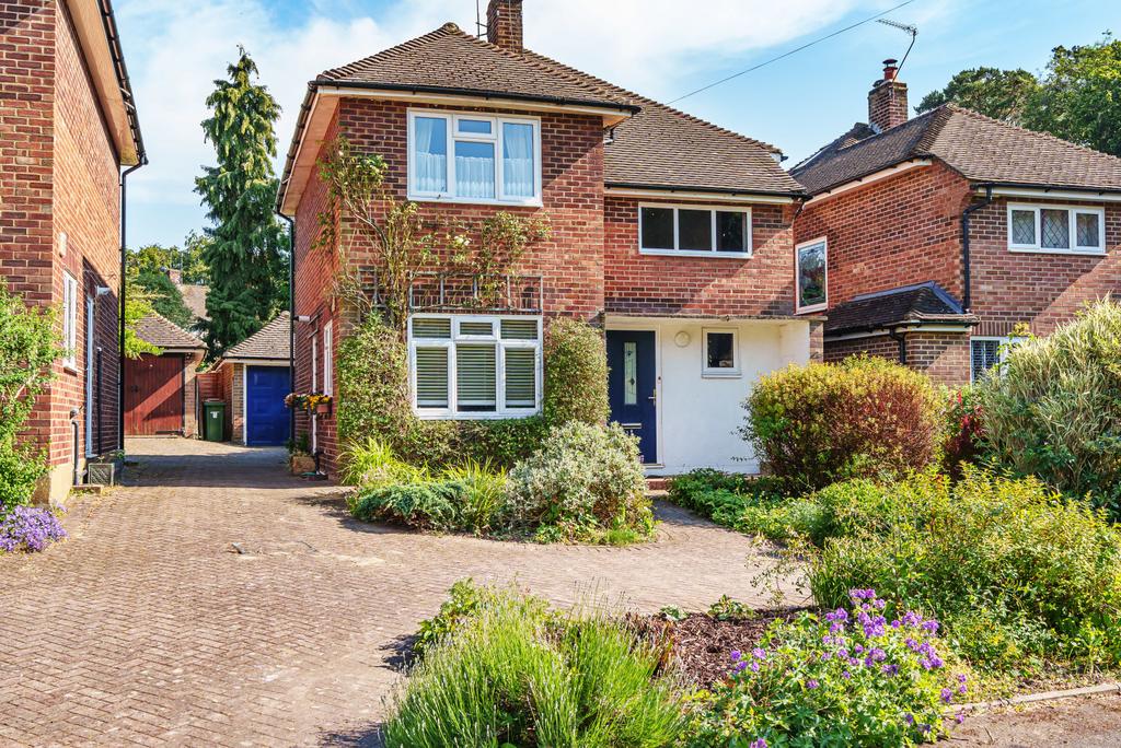 Swanns Meadow, Great Bookham, KT23 3 bed detached house for sale £675,000