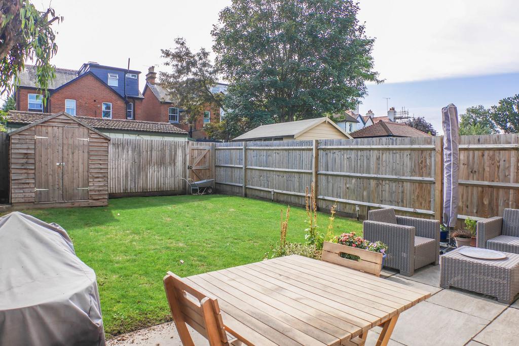 Denby Road, Cobham, KT11 4 bed semidetached house £3,750 pcm (£865 pw)