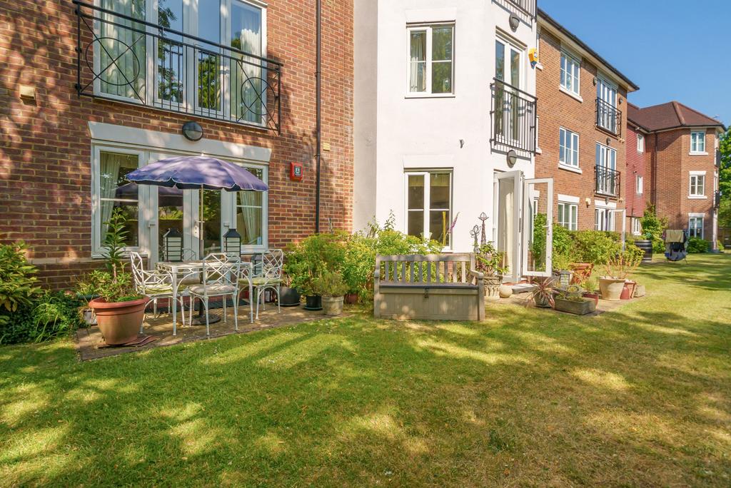 26 Oatlands Chase, Weybridge, KT13 2 bed apartment for sale £550,000