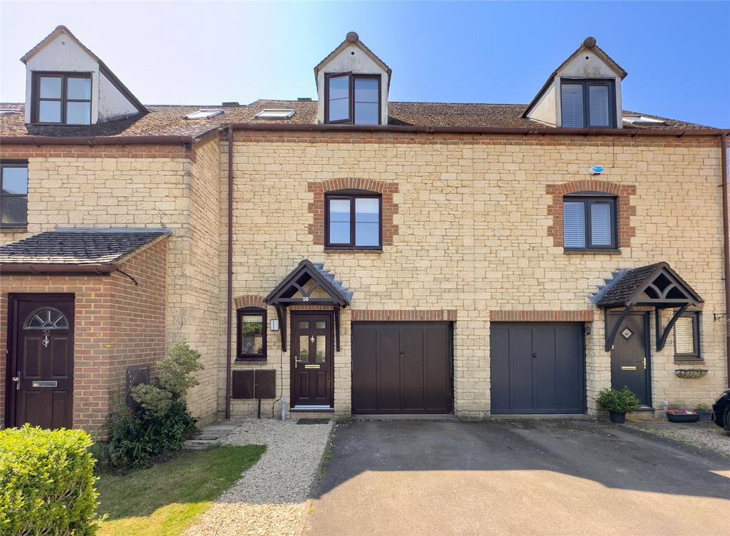 Broadway Close, Witney, Oxfordshire... 3 bed terraced house to rent £