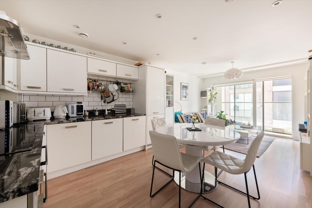 Banister Road, London, W10 3 bed flat for sale - £650,000