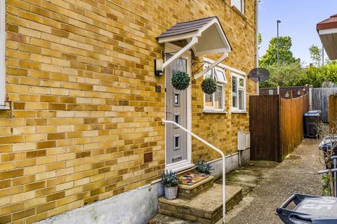 21 Swallowdale, South Croydon, CR2 8SG