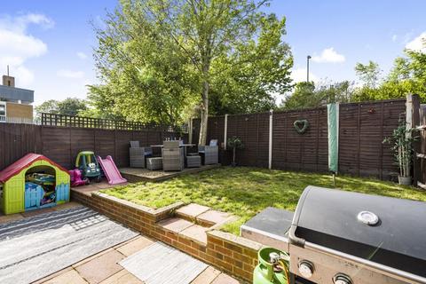 21 Swallowdale, South Croydon, CR2 8SG