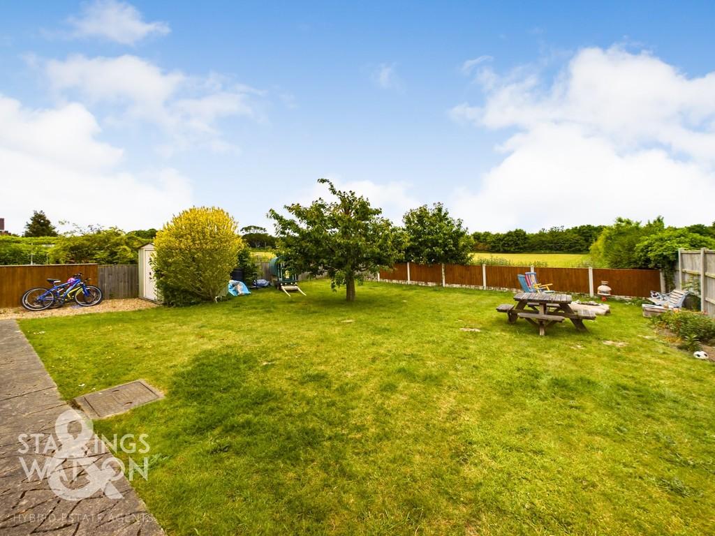 Chapelfield, Freethorpe, Norwich 3 bed detached bungalow for sale £