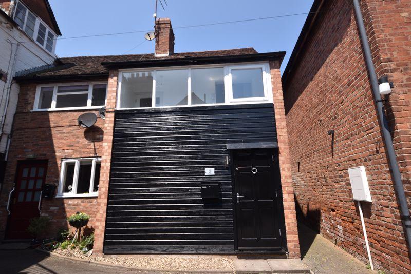 13 Market Square, Tenbury Wells 2 bed apartment £650 pcm (£150 pw)
