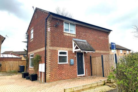 3 bedroom detached house to rent, Sycamore Avenue, Woodford Halse, Northamptonshire.