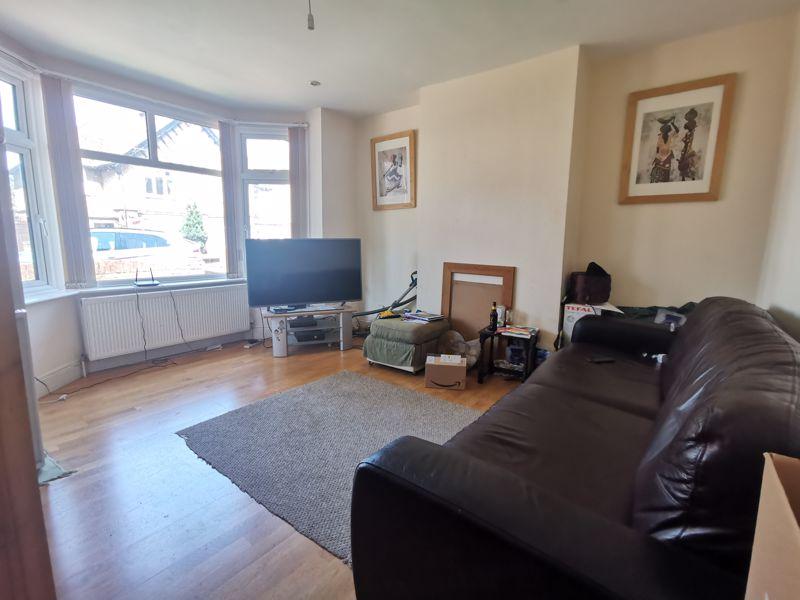 Compton Avenue, Luton LU4 3 bed semidetached house £370,000