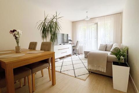 37a Bartholomew Way, Horsham, RH12 5JL