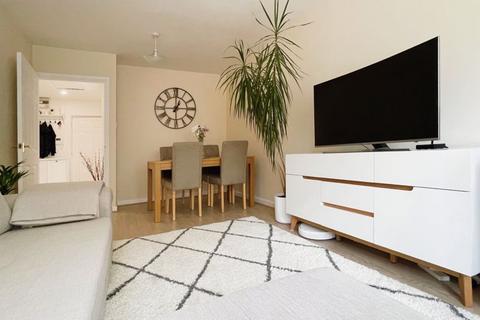 37a Bartholomew Way, Horsham, RH12 5JL