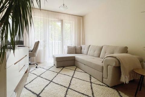 37a Bartholomew Way, Horsham, RH12 5JL