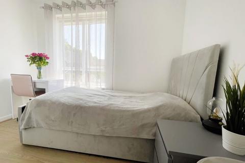 37a Bartholomew Way, Horsham, RH12 5JL