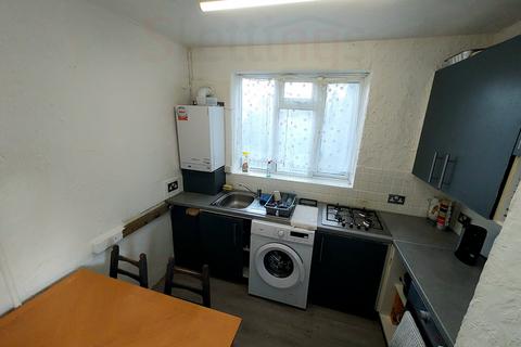 2 bedroom flat to rent, Canons Park Close