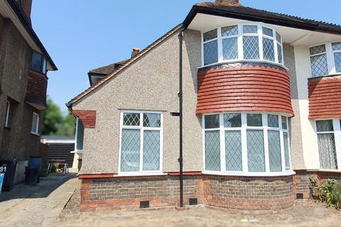 3 bedroom semi-detached house to rent, The Ridgeway, Croydon