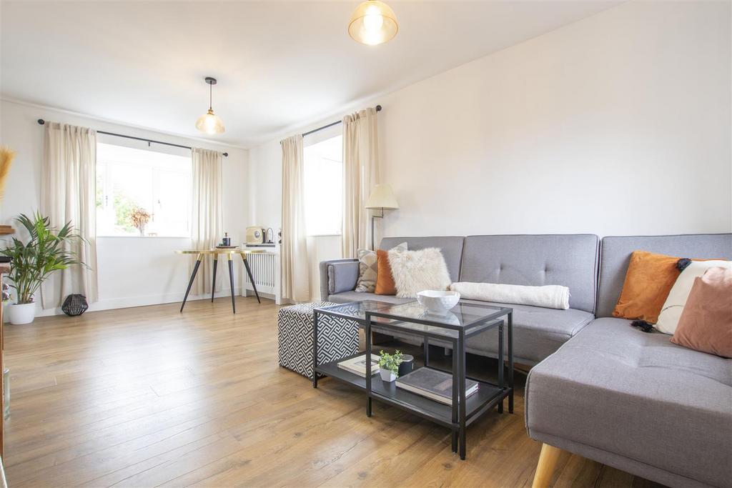 Kerr Close, Knebworth 2 bed flat £250,000