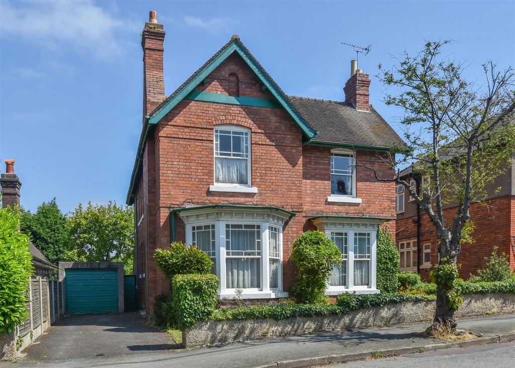 30 Copthorne Road, Penn Fields 5 bed detached house £475,000