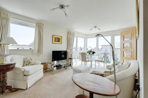 2 bedroom apartment for sale, Farringford Court, Avenue Road, Lymington, Hampshire, SO41 9PA