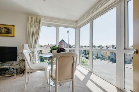 2 bedroom apartment for sale, Farringford Court, Avenue Road, Lymington, Hampshire, SO41 9PA