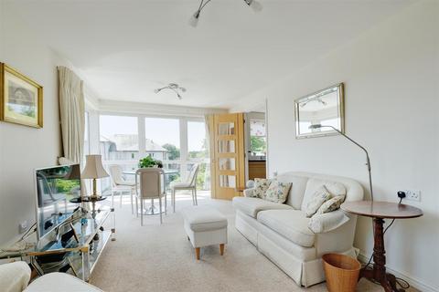 2 bedroom apartment for sale, Farringford Court, Avenue Road, Lymington, Hampshire, SO41 9PA