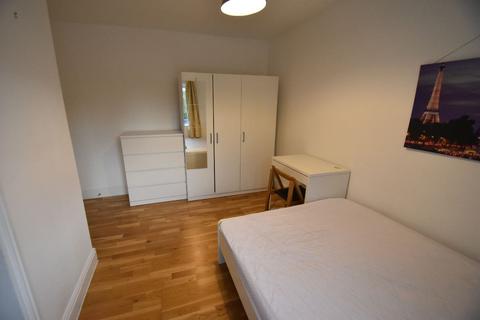 1 bedroom in a house share to rent, Room @ Nestles Avenue  Hayes