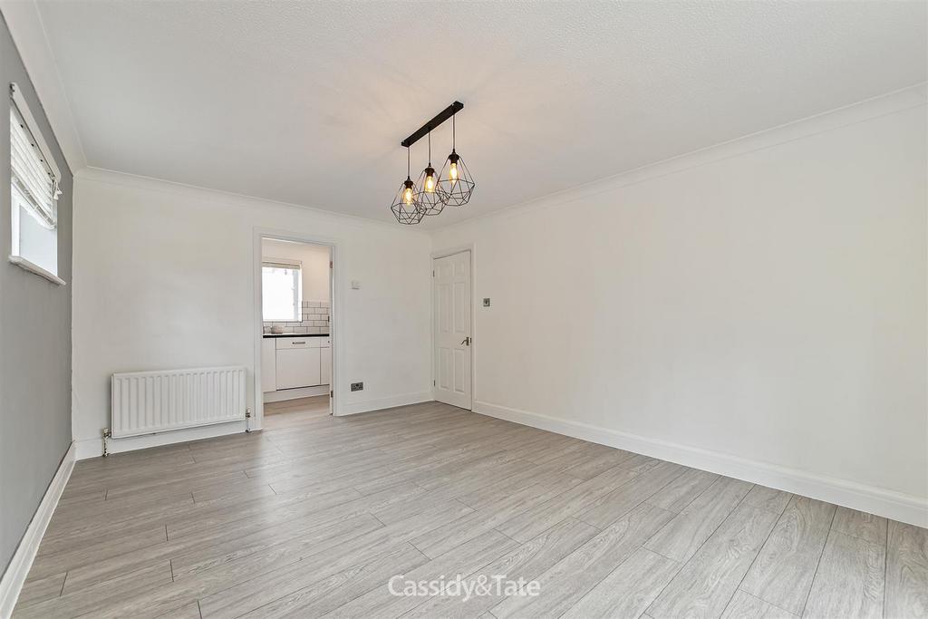 Millers Rise, St Albans 2 bed flat to rent £1,600 pcm (£369 pw)