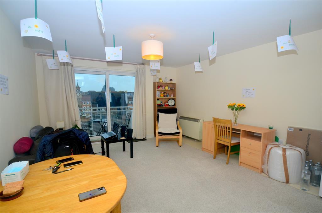 Hudson House, Epsom KT19 1 bed flat £1,200 pcm (£277 pw)