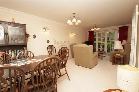 2 bedroom flat for sale, Pegasus Court, Winchmore Hill N21