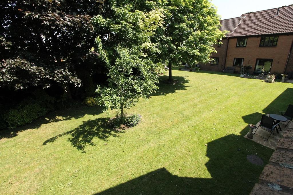 Glass House Hill, Oldswinford, Stourbridge, DY8 2 bed flat for sale £