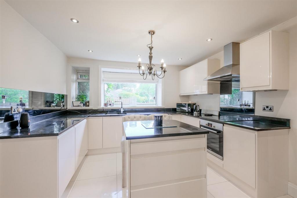 Burnley Road, Halifax 4 bed detached house for sale £400,000
