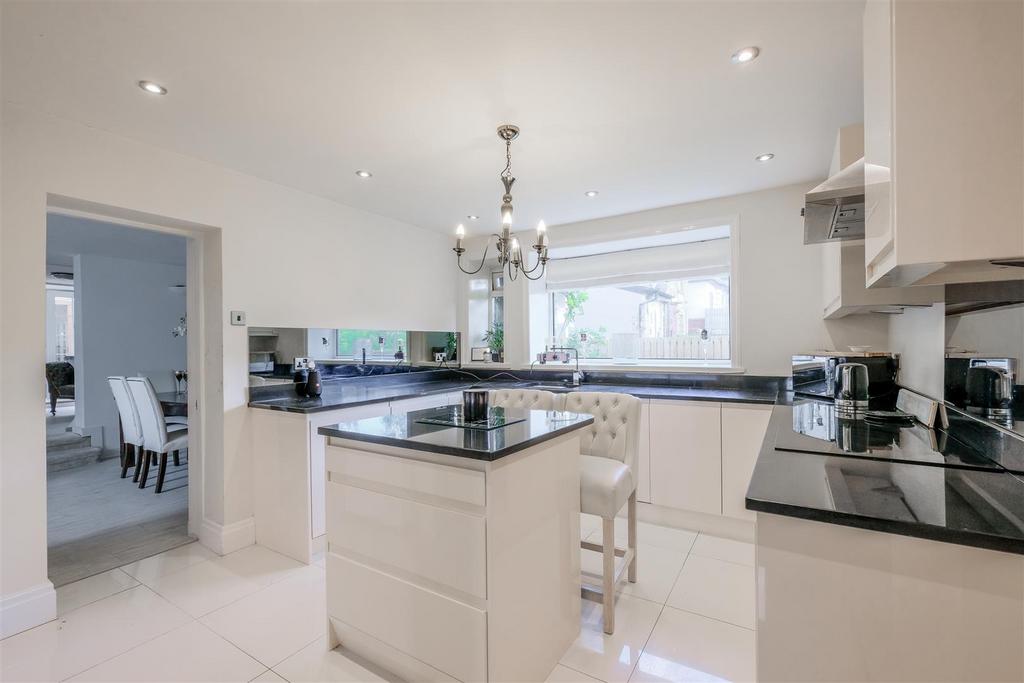 Burnley Road, Halifax 4 bed detached house for sale £400,000