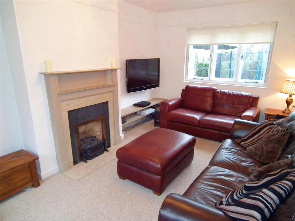 Moulton Lane, Boughton 2 bed semidetached house £1,100 pcm (£254 pw)