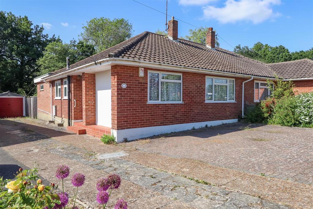 Cootes Avenue, Horsham 2 bed semidetached bungalow for sale £435,000