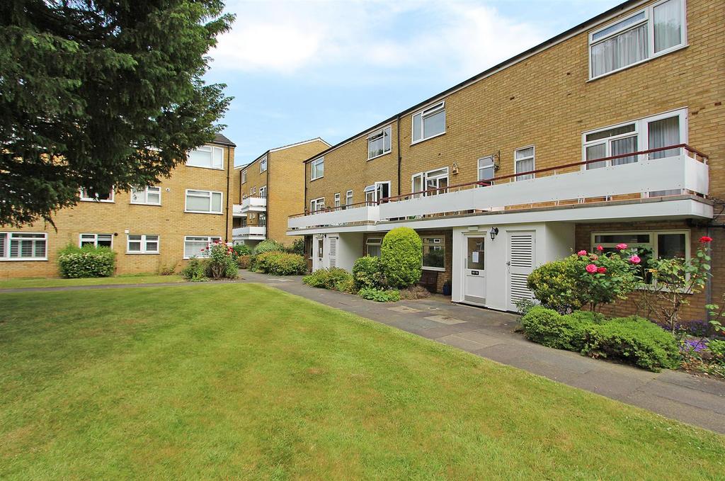 Woodmansterne Lane, Banstead 2 bed apartment £1,500 pcm (£346 pw)