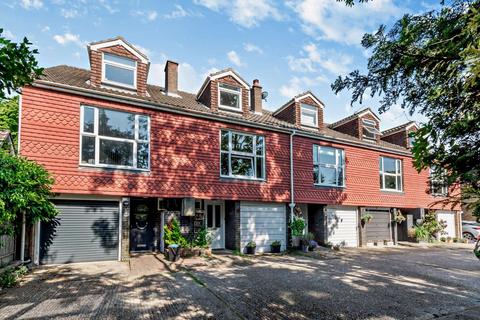 16 Sturges Field, Chislehurst, BR7 6LG
