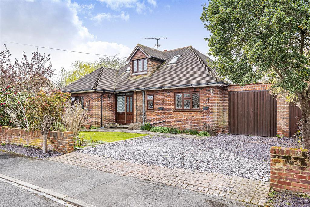 Sherbourne Drive, Windsor 4 bed detached bungalow £875,000