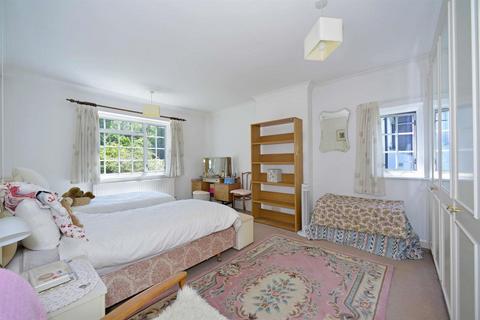 139 Farnham Road, Guildford, GU2 7RL