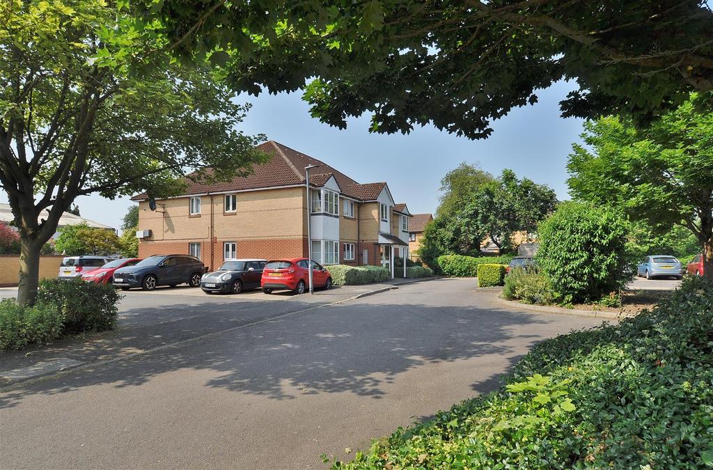 Chestnut Court, Bedford Road, Hitchin 2 bed flat for sale £265,000