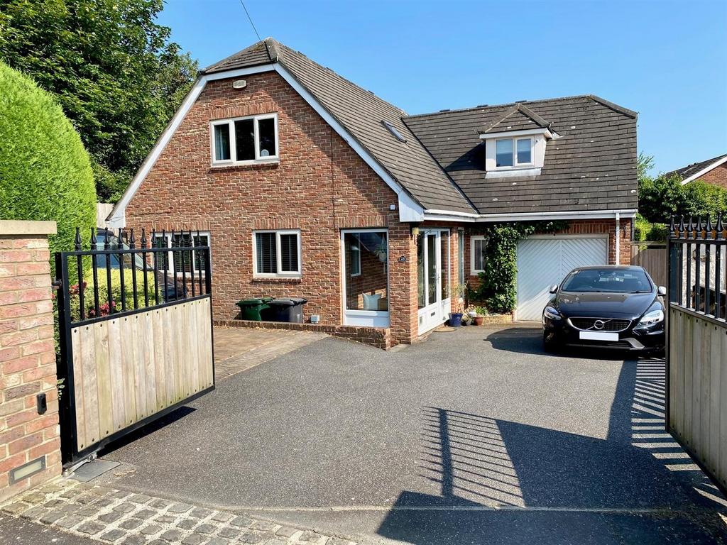 Robin Royd Lane, Mirfield 3 bed detached house for sale £395,000