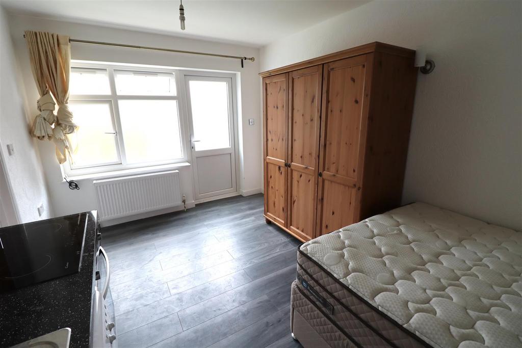 Islip Manor Road, Northolt Studio £825 pcm (£190 pw)