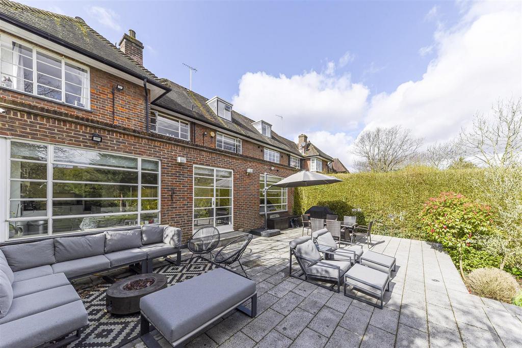 LITCHFIELD WAY, HAMPSTEAD GARDEN SUBURB, NW11 7 bed semidetached house
