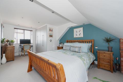 217 Stoneleigh Avenue, Worcester Park, KT4 8YB