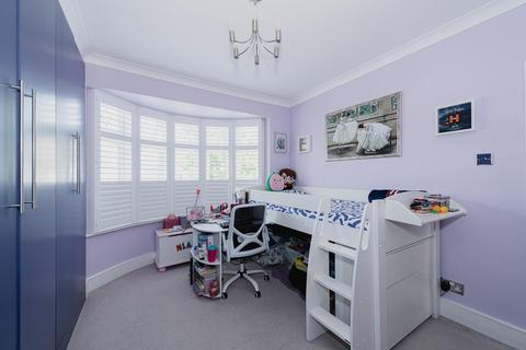 217 Stoneleigh Avenue, Worcester Park, KT4 8YB